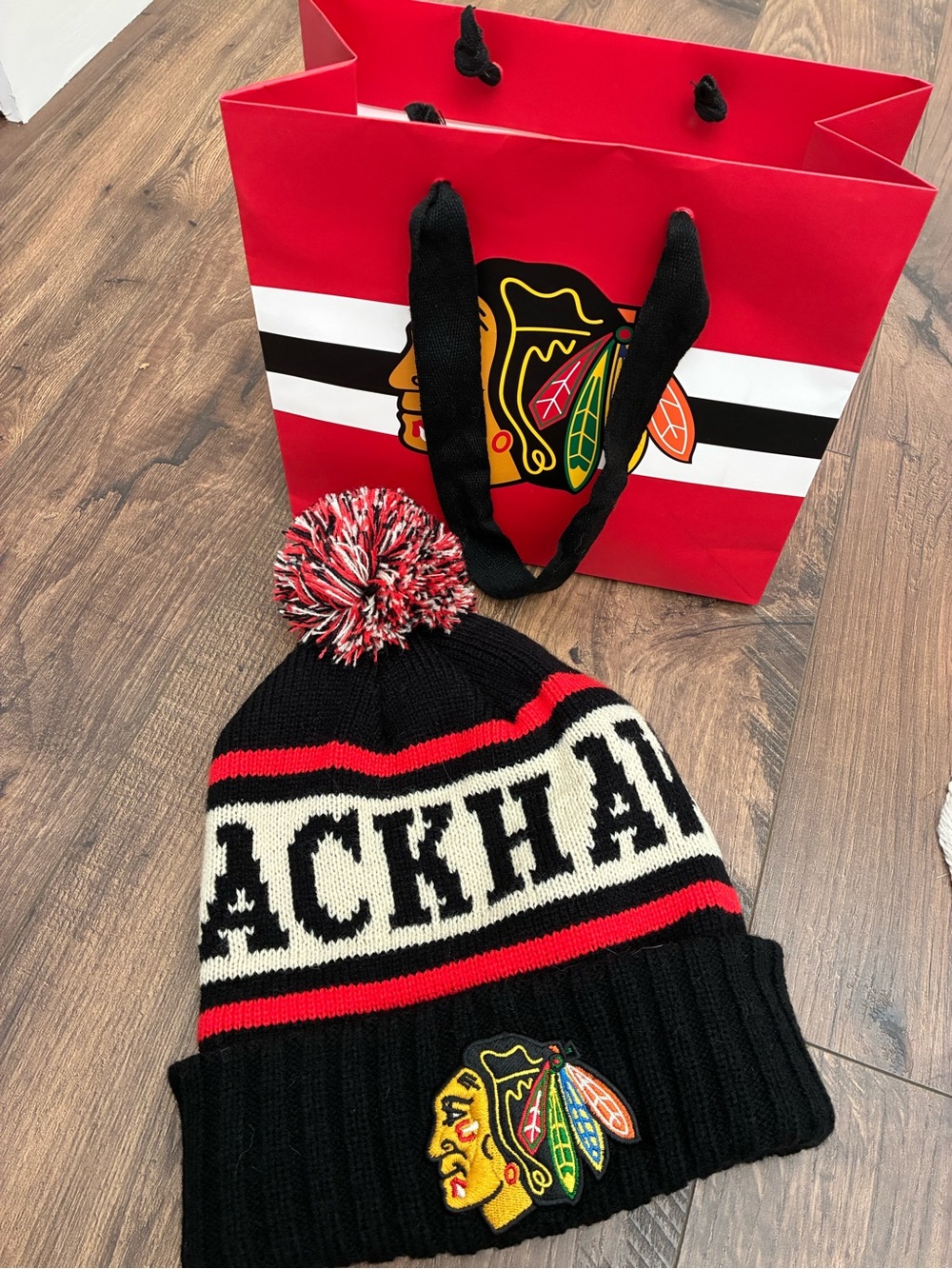Chicago Blackhawks Pom Beanie - Black/Red/White